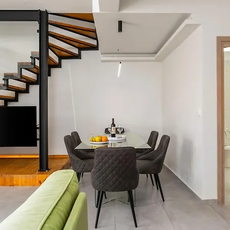 House Adelianos Kampos